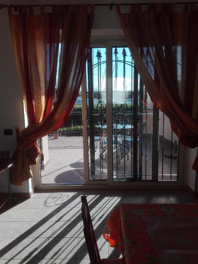 A Santy'S House 1Piano-No Lift-Shuttle A Pagamento-Raggiungibile A Piedi Aeroporto-Fermata Bus Fiera Di Roma A 3 Minuti-Air Condiz Ed Extra Bed For A Fee A Pagamento Apartment Fiumicino Bagian luar foto